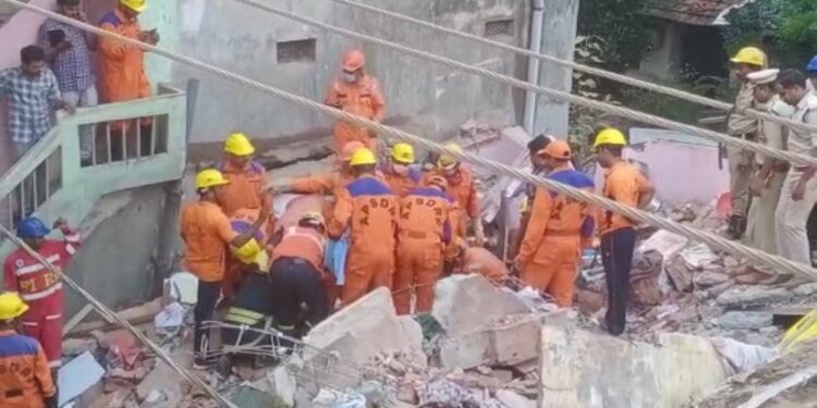 Vizag building collapse in Gajuwaka Vikas Nagar during house lifting work